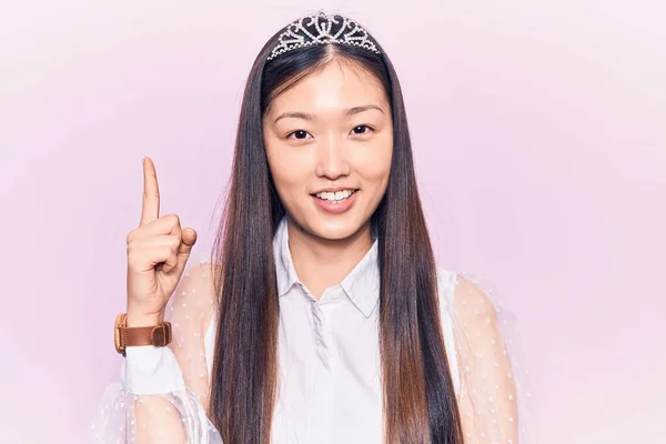 Mladá Krásná Číňanka Nosí Princeznu Korunu Úsměvem Nápadem Nebo Otázkou — Stock fotografie