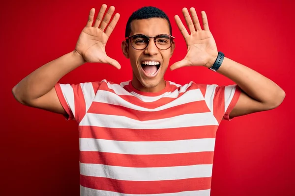 Jovem Afro Americano Bonito Vestindo Shirt Listrada Casual Óculos Sorrindo — Fotografia de Stock