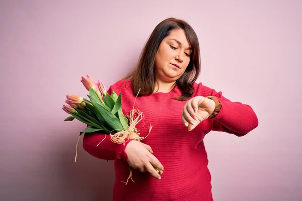 Güzel Iri Bir Kadın Pembe Arka Planda Romantik Lale Çiçekleri — Stok fotoğraf