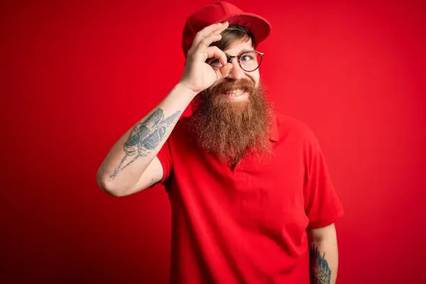 Jovem Homem Bonito Entrega Vestindo Óculos Tampa Vermelha Sobre Fundo — Fotografia de Stock