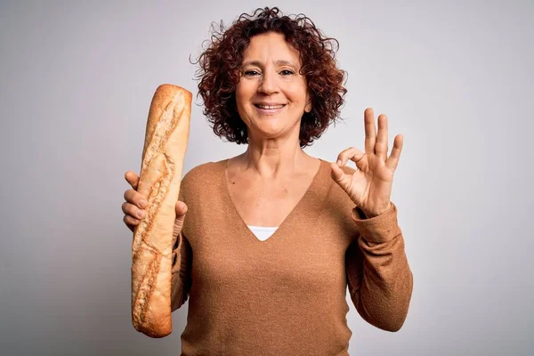 Frau Mittleren Alters Mit Lockigem Haar Hält Frisches Hausgemachtes Brot — Stockfoto