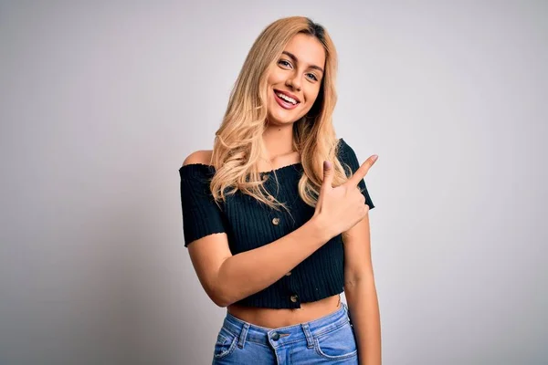 Ung Vacker Blond Kvinna Bär Casual Shirt Stående Över Isolerade — Stockfoto