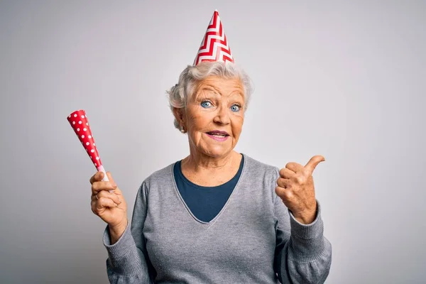 Senior Όμορφη Γκρίζα Μαλλιά Γυναίκα Γιορτάζει Γενέθλια Φορώντας Αστείο Καπέλο — Φωτογραφία Αρχείου