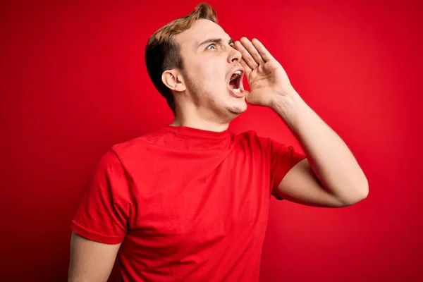 Joven Hombre Pelirrojo Guapo Con Camiseta Casual Sobre Fondo Rojo —  Fotos de Stock