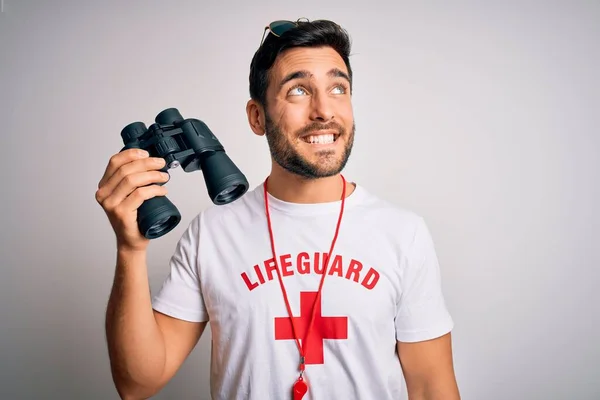 Ung Badvakt Man Med Skägg Bär Shirt Med Rött Kors — Stockfoto