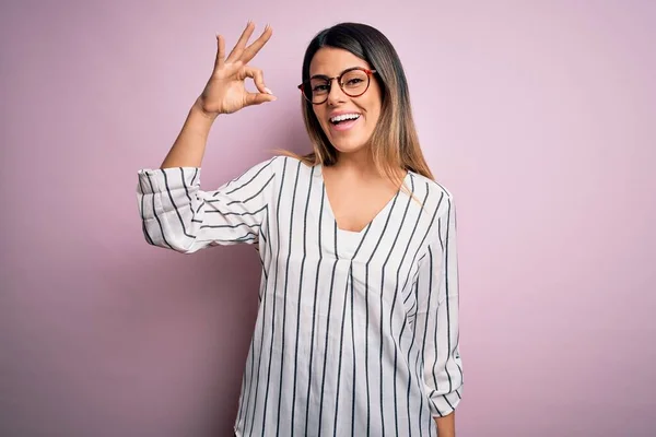 Jonge Mooie Vrouw Draagt Casual Gestreepte Shirt Bril Roze Achtergrond — Stockfoto