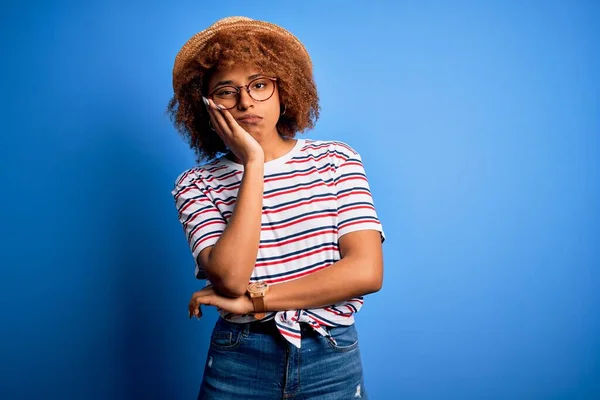 Mujer Afroamericana Con Cabello Rizado Vacaciones Con Sombrero Verano Camiseta — Foto de Stock