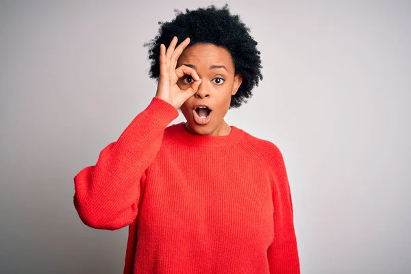 Giovane Bella Afro Donna Afro Americana Con Capelli Ricci Indossa — Foto Stock