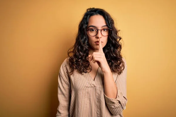 Schöne Frau Mit Lockigem Haar Gestreiftem Hemd Und Brille Vor — Stockfoto