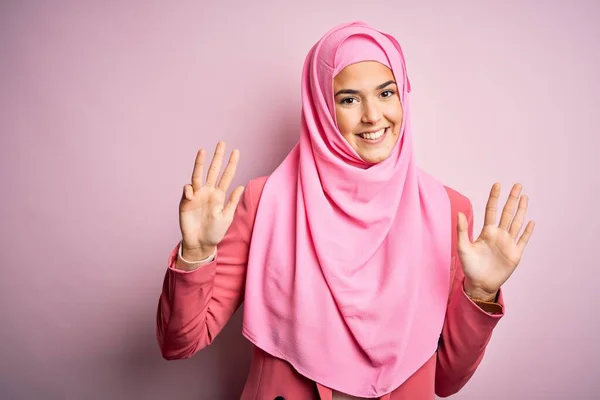 Ung Vacker Flicka Bär Muslim Hijab Stående Över Isolerade Rosa — Stockfoto