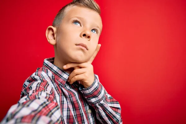 Mavi Gözlü Küçük Beyaz Çocuğun Kırmızı Arka Planda Selfie Çekerken — Stok fotoğraf