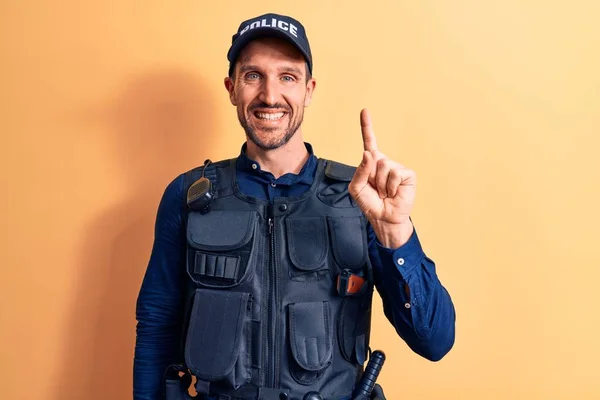 Joven Policía Guapo Vistiendo Uniforme Policía Prof Bala Sobre Fondo — Foto de Stock