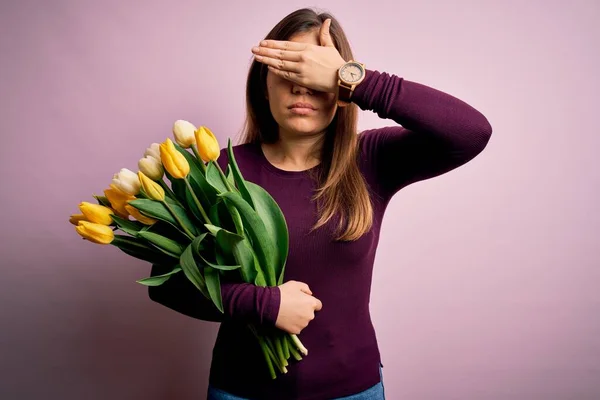 Ung Blondine Kvinde Holder Romantisk Buket Gule Tulipaner Blomster Lyserød - Stock-foto