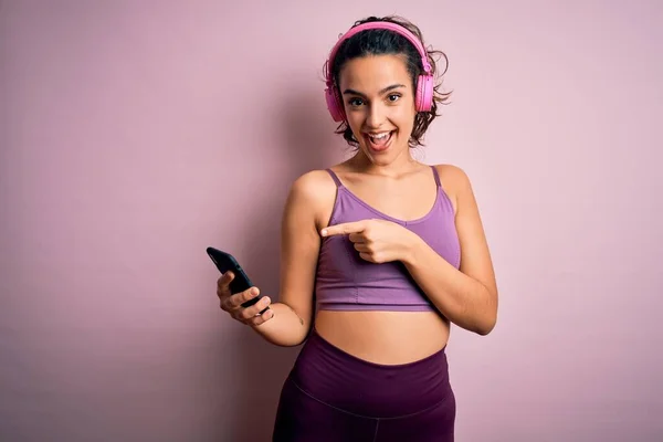 Deportiva Con Pelo Rizado Haciendo Deporte Escuchando Música Usando Smartphone —  Fotos de Stock