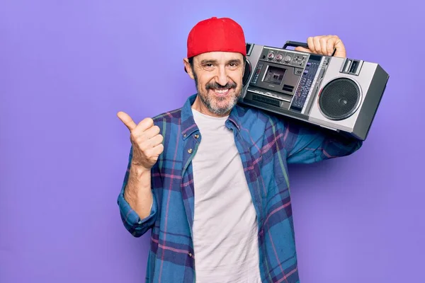 Středního Věku Muž Nosí Čepici Poslech Vintage Boombox Přes Izolované — Stock fotografie