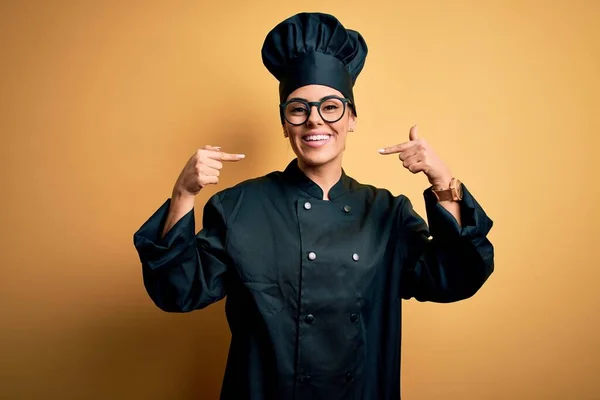 Ung Vacker Brunett Kock Kvinna Bär Spis Uniform Och Hatt — Stockfoto