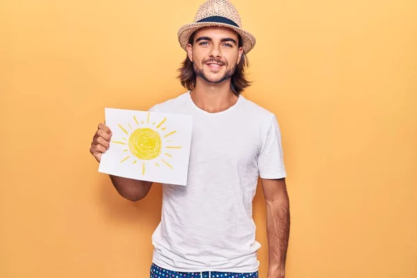 Ung Stilig Man Som Håller Solen Rita Ser Positiv Och — Stockfoto