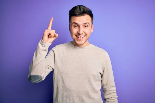 Joven Hombre Caucásico Guapo Usando Suéter Casual Sobre Fondo Aislado —  Fotos de Stock