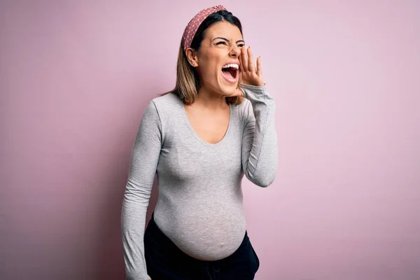 Jonge Mooie Brunette Vrouw Zwanger Verwacht Baby Geïsoleerde Roze Achtergrond — Stockfoto