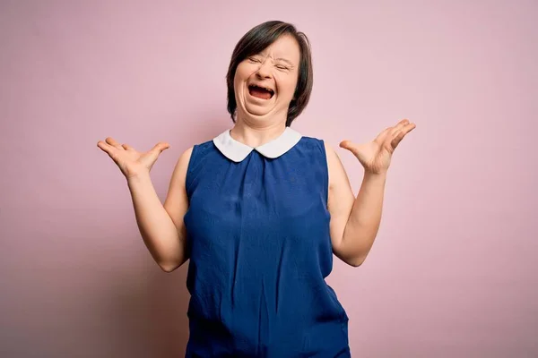 Jovem Mulher Síndrome Vestindo Camisa Elegante Sobre Fundo Rosa Celebrando — Fotografia de Stock