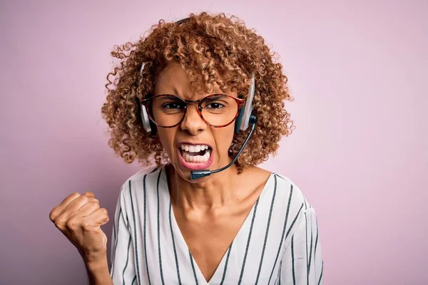 Africano Americano Rizado Llamada Agente Centro Mujer Que Trabaja Con —  Fotos de Stock