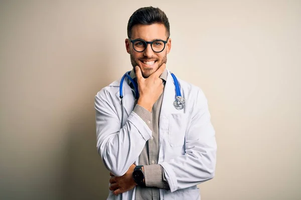 Joven Doctor Con Gafas Bata Blanca Médica Estetoscopio Sobre Fondo —  Fotos de Stock