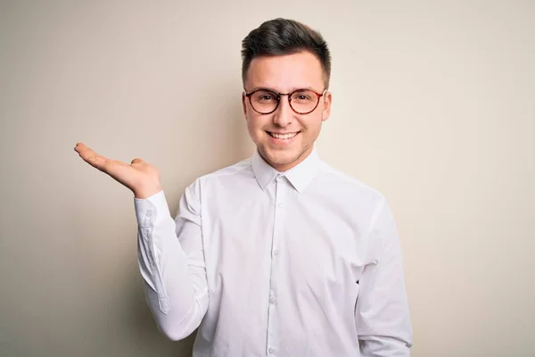 Jovem Mas Bonito Negócio Vestindo Óculos Camisa Elegante Sobre Fundo — Fotografia de Stock