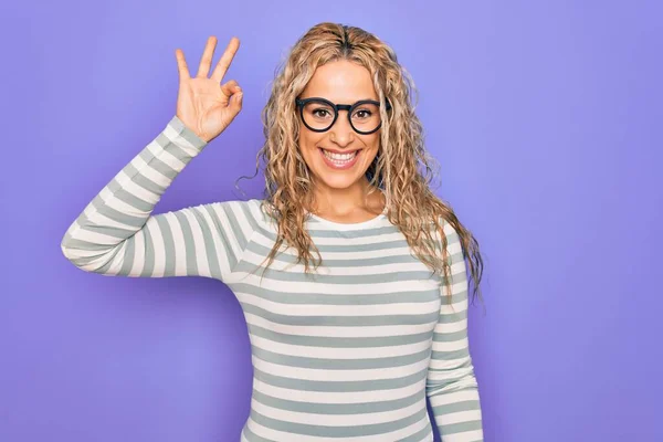 Hermosa Mujer Rubia Con Camiseta Rayas Casuales Gafas Sobre Fondo — Foto de Stock