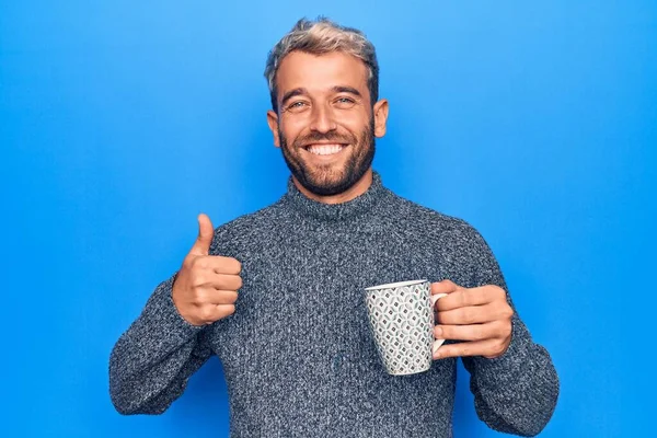 Ung Snygg Blond Man Med Skägg Dricka Mugg Kaffe Över — Stockfoto