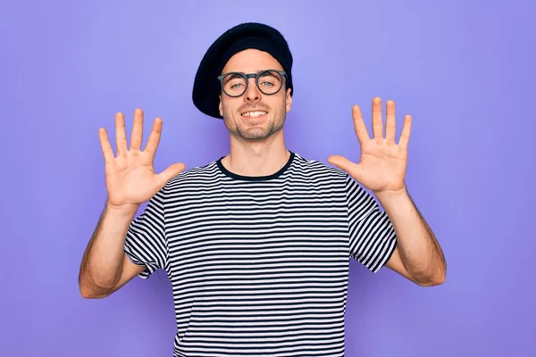 Bonito Homem Com Olhos Azuis Vestindo Camiseta Listrada Boina Francesa — Fotografia de Stock