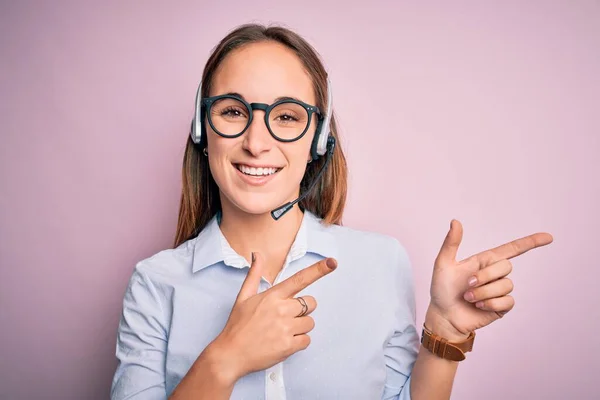 Junge Schöne Callcenter Agentin Mit Brille Arbeitet Mit Headset Lächelnd — Stockfoto