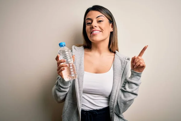 Ung Vacker Brunett Sportig Kvinna Dricka Flaska Vatten Över Isolerad — Stockfoto