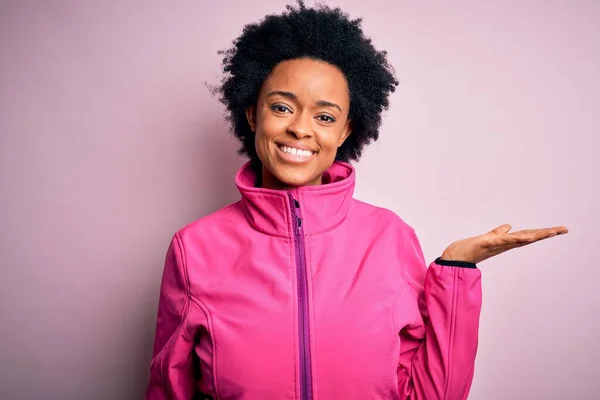 Joven Afroamericana Afro Deportista Con Pelo Rizado Usando Ropa Deportiva — Foto de Stock