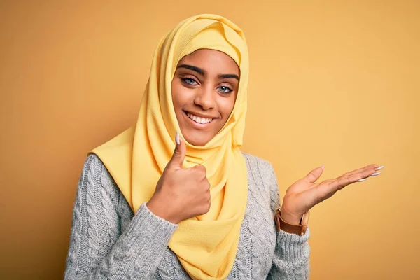 Giovane Bella Ragazza Afro Americana Indossa Hijab Musulmano Sfondo Giallo — Foto Stock