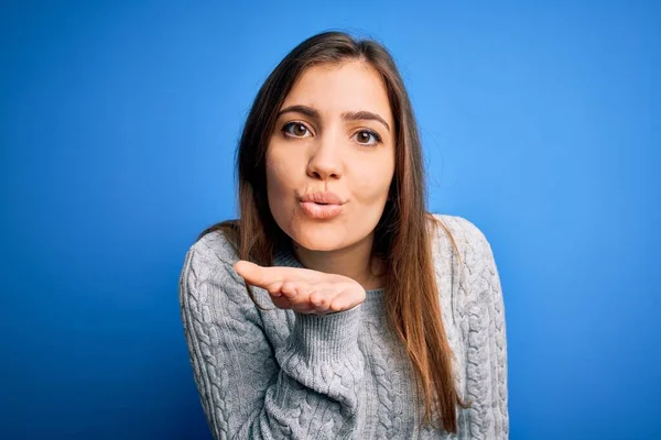 Schöne Junge Frau Lässigem Wollpullover Der Über Blauem Isoliertem Hintergrund — Stockfoto