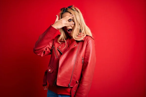 Young Beautiful Blonde Woman Wearing Casual Jacket Standing Isolated Red — Stock Photo, Image