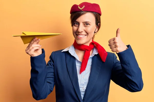 Mulher Bonita Nova Que Desgasta Uniforme Aeromoça Segurando Plano Papel — Fotografia de Stock