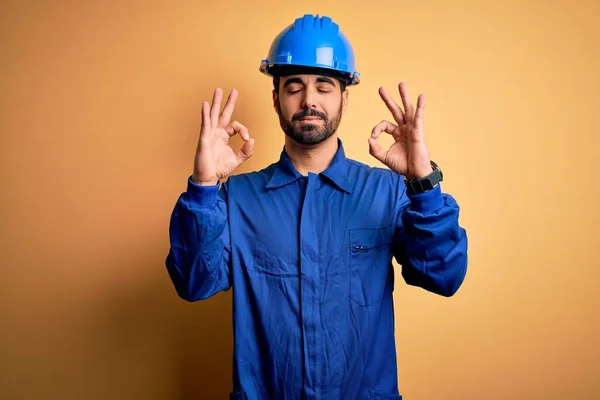 Mekaniker Man Med Skägg Bär Blå Uniform Och Skyddshjälm Över — Stockfoto