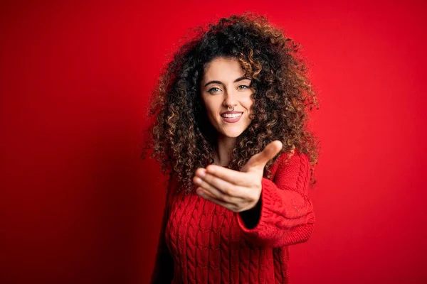 Jovem Mulher Bonita Com Cabelo Encaracolado Piercing Vestindo Camisola Vermelha — Fotografia de Stock