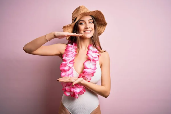 Junge Schöne Brünette Frau Urlaub Badeanzug Und Hawaiiblumen Lei Gestikulierend — Stockfoto