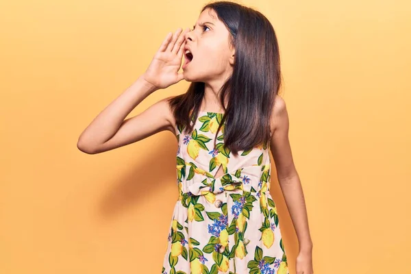 Menina Bonita Usando Roupas Casuais Gritando Gritando Alto Para Lado — Fotografia de Stock