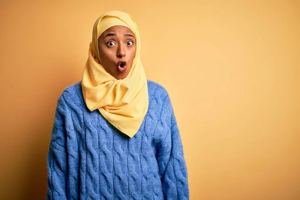 Молодая Афро Американка Мусульманском Хиджабе Изолированном Желтом Фоне Напуганная Потрясенная — стоковое фото