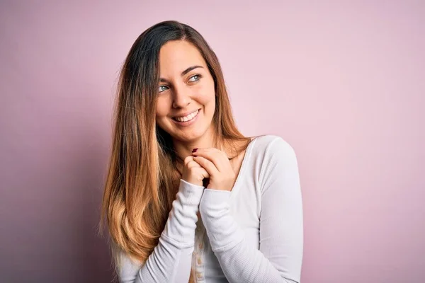 Ung Vacker Blond Kvinna Med Blå Ögon Bär Vit Shirt — Stockfoto