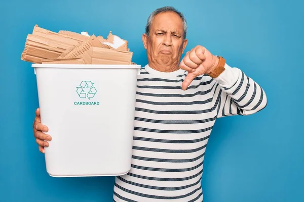 Senior Homem Reciclagem Segurando Lata Lixo Com Papelão Para Reciclar — Fotografia de Stock