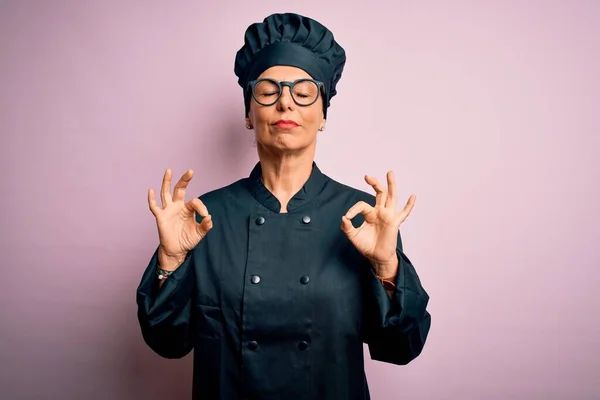 Mujer Chef Morena Mediana Edad Con Uniforme Cocina Sombrero Sobre —  Fotos de Stock