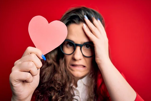 Junge Schöne Frau Mit Lockigem Haar Papierherz Vor Isoliertem Roten — Stockfoto