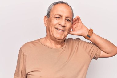 Gri saçlı, sıradan tişörtlü, kulağı kulağında gülümseyen ve dedikoduları ve dedikoduları dinleyen son sınıf öğrencisi. Sağırlık kavramı. 