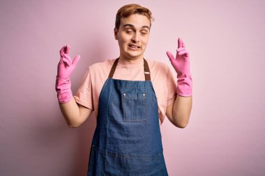 Genç, kızıl saçlı, ev işi yapan, önlük takan, eldiven takan, umut ve gözlerin kapalı gülümseyerek el sallayan yakışıklı bir temizlikçi. Şans ve batıl inanç..