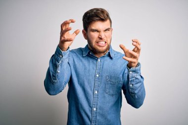 Sakallı, mavi gözlü, sıradan bir kot gömlek giyen genç, yakışıklı sarışın adam öfkeden kudurmuş, elleri boğazlamaya çalışan, deli gibi bağıran