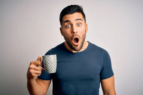 Joven Hombre Guapo Bebiendo Una Taza Café Caliente Sobre Fondo — Foto de Stock